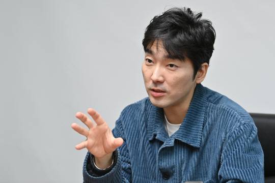 정지돈 소설가가 7일 서울 중구 문화일보에서 인터뷰하고 있다. 백동현 기자