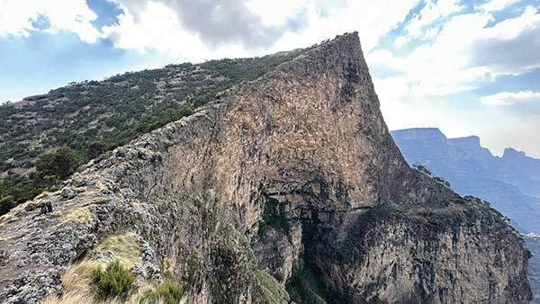 첸넥으로 내려가는 길은 기묘한 형상으로 솟은 바위산 절벽의 가장자리를 따라 걷는다.