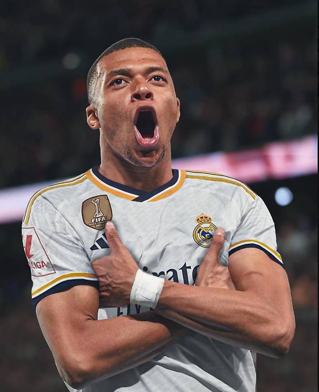 스페인 매체 AS에 따르면 레알 마드리드는 킬리안 음바페가 코뼈가 골절됐지만 부상 정도가 심각하지 않은 것으로 예상해 안도한 상태이다. 레알은 시즌 종료 후 PSG를 떠난 세계적인 스타 음바페와 5년 계약을 체결했다. 로마노 SNS