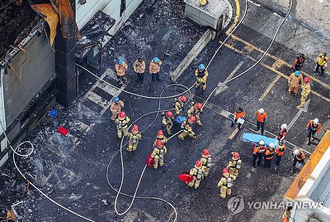 24일 경기도 화성시 서신면 소재 일차전지 제조업체인 아리셀 화재 현장에서 소방관들과 구급대원들이 시신을 수습하고 있다. ⓒ연합뉴스