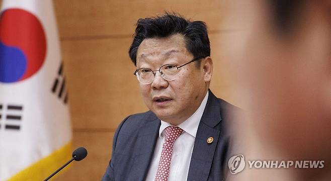주형환 저출산고령사회위원장.연합뉴스