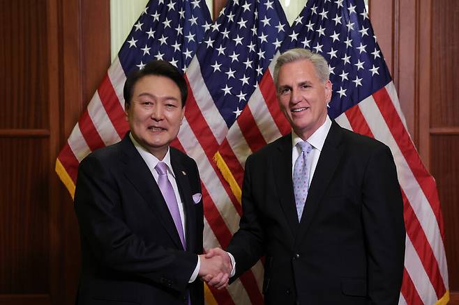 미국 정치인 케빈 매카시(오른쪽)는 2023년 10월 미국 의회 사상 최초로 하원의장직에서 해임됐다. 하원의장으로서 민주당 정부와의 ‘적대’를 중재하려고 나서자 공화당 강경파들이 그에게 등을 돌렸기 때문이다. 사진은 윤석열 대통령이 미국을 국빈 방문한 2023년 4월27일(현지시각) 케빈 매카시 당시 하원의장과 만난 모습. 공동취재사진