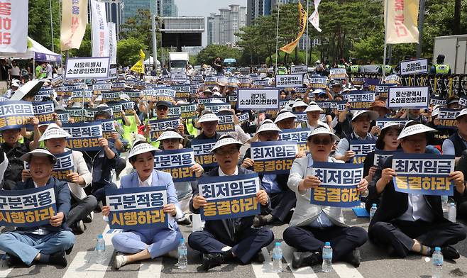 소상공인들 “최저임금제 개선하라” - 지난 25일 오후 전국 소상공인 1500여 명이 서울 여의도 국회 앞에 모여 ‘최저임금 제도 개선 촉구 결의대회’를 열었다. 이들은 “해마다 인건비가 가파르게 올라 최소한의 생계 유지도 위협받고 있다”면서 2025년도 최저임금 동결과 업종별 구분 적용 등을 주장했다. /이덕훈 기자