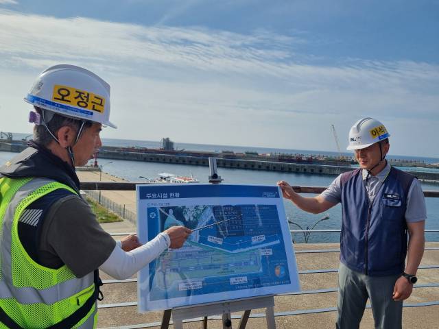 25일 울릉공항이 건설중인 울릉군 울릉읍 사동리 일원에서 공항 건설 관계자들이 공사 개요를 설명하고 있다. /사진=공동취재단