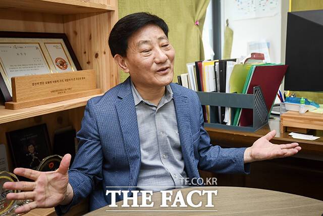진락천 동부케어 대표가 5월 28일 경기 화성시 동부케어 사무실에서 <더팩트>와의 인터뷰에서 동부케어 설립과 발전 과정을 설명하고 있다. /장윤석 기자