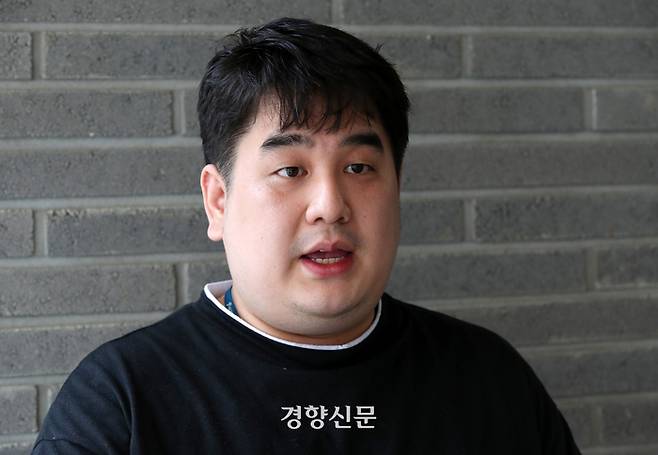 <수능 해킹> 공저자 문호진씨가 지난 26일 서울 대학로의 한 카페에서 경향신문과 인터뷰를 하고 있다. 서성일 선임기자