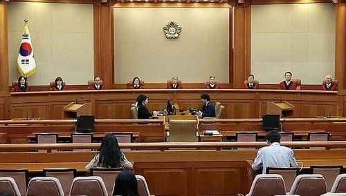 이종석 헌법재판소장과 재판관들이 지난 27일 서울 종로구 헌법재판소 대심판정에서 열린 '친족상도례' 형법 328조 위헌소원 심판에 대한 선고를 위해 입장한 뒤 자리에 앉아있다. 사진=연합뉴스