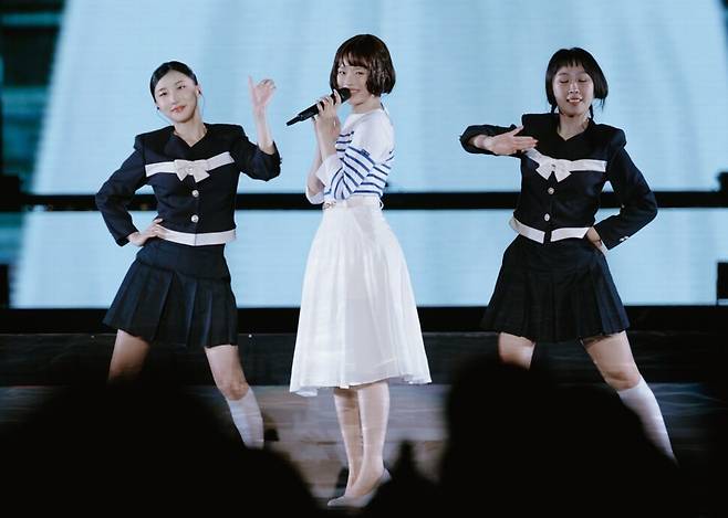 뉴진스의 하니가 26일 일본 도쿄돔에서 ‘푸른 산호초’를 부르고 있다. 어도어 제공