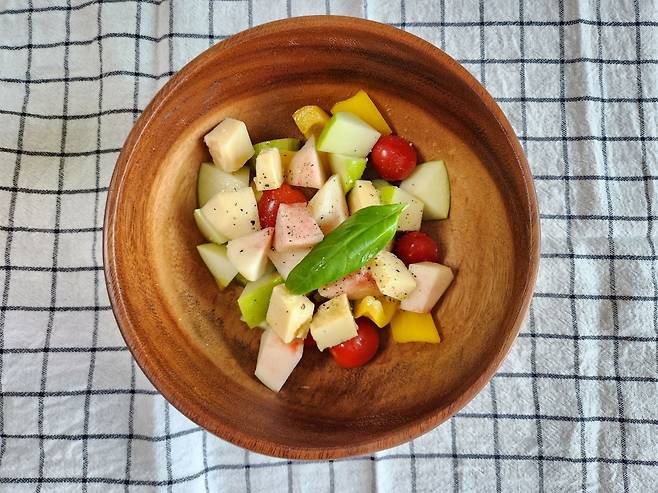 여름 과일과 채소, 올리브유, 레몬즙, 소금, 후추로 만든 여름 샐러드. /김신회 제공