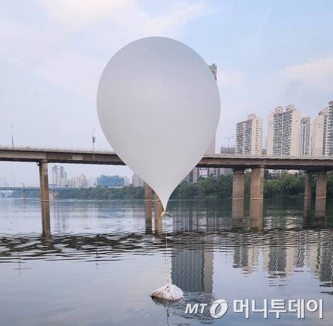 (서울=뉴스1) 박지혜 기자 = 북한이 지난 8일부터 이틀 간 오물풍선 330여개를 살포한 것으로 확인됐다고 합동참모본부가 9일 밝혔다. 합참에 따르면, 북한은 전날부터 9일 오전 10시까지 330여개의 오물풍선을 띄웠다. 이 중 80여 개가 낙하했다. 다만 안전에 위해가 되는 물질은 없었으며, 현재 공중 떠 있는 풍선은 식별되지 않았다. 사진은 이날 서울 잠실대교 인근에서 발견된 북한의 대남 오물풍선. (합동참모본부 제공) 2024.6.9/뉴스1 Copyright (C) 뉴스1. All rights reserve /사진=(서울=뉴스1) 박지혜 기자