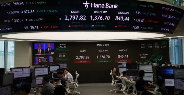 28일 코스피는 13.76포인트(0.49%) 오른 2797.82로 장을 마쳤다. 이날 중구 하나은행 본점 딜링룸 모습. 연합뉴스