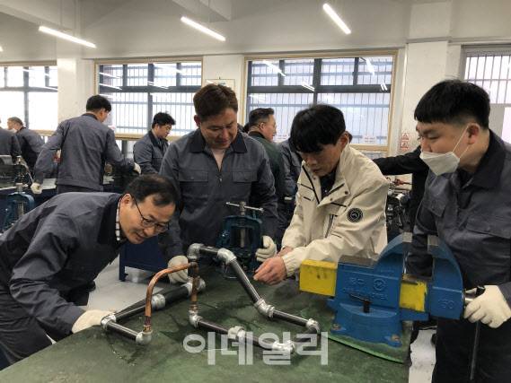 40~60대 수강생들이 서울 용산구 한국폴리텍대학 서울정수캠퍼스에서 4월 16일 지능형에너지설비과 실습수업을 듣고 있다. (사진=한국폴리텍대학)