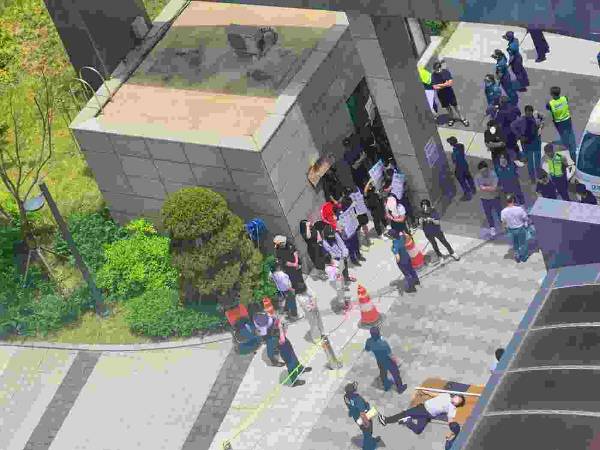 전남 광양에 위치한 한 아파트에서 입주민들이 할인 분양 받은 세대의 입주를 반대해 도로를 막아서고 시위했다. /사진=온라인 커뮤니티 보배드림 캡처