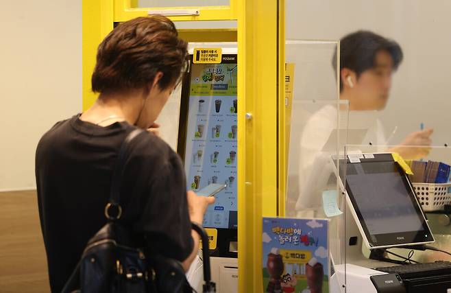 지난 6월30일 오후 서울 종로구 광화문역 인근 건물에 위치한 커피 전문점에서 시민들이 음료를 주문하고 있다. ⓒ연합뉴스