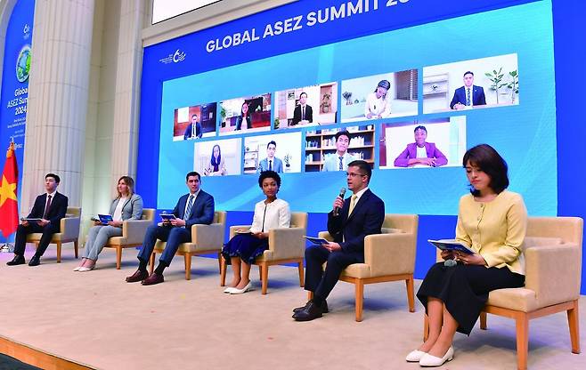 지속가능발전목표(SDGs)의 환경 아젠다 달성을 위한 대학생 활동사례를 공유하는 대륙별 대표 발표 모습. 화면에는 해외에서 온라인으로 참여하는ASEZ 대표들의 모습이 보인다. (사진제공 | 하나님의교회 세계복음선교협회)