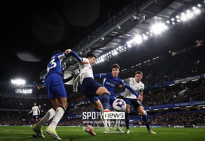 ▲ 토트넘의 레전드 대우는 달라지지 않았다. 손흥민에게도 마찬가지. 팀 옵션만 발동하며 기존 계약에 1년만 연장하기로 했다. 이로써 손흥민은 2026년 여름까지 토트넘 소속이다. 단 토트넘은 내년 여름 상황에 따라 손흥민을 팔 수도 있다. 영국 현지에선 토트넘이 이적료까지 고려하며 손흥민에게 1년 연장만 제시했다고 판단한다.