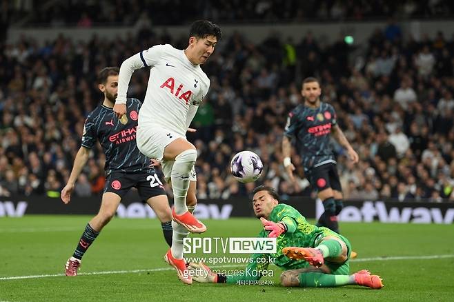 ▲ 토트넘의 레전드 대우는 달라지지 않았다. 손흥민에게도 마찬가지. 팀 옵션만 발동하며 기존 계약에 1년만 연장하기로 했다. 이로써 손흥민은 2026년 여름까지 토트넘 소속이다. 단 토트넘은 내년 여름 상황에 따라 손흥민을 팔 수도 있다. 영국 현지에선 토트넘이 이적료까지 고려하며 손흥민에게 1년 연장만 제시했다고 판단한다.