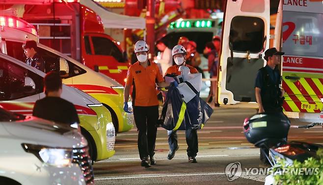 서울 시청역 교차로서 대형 교통사고 (서울=연합뉴스) 서대연 기자 = 1일 밤 대형 교통사고가 발생한 서울 시청역 인근 교차로에서 구급대원 등이 현장을 수습하고 있다. 2024.7.1 dwise@yna.co.kr