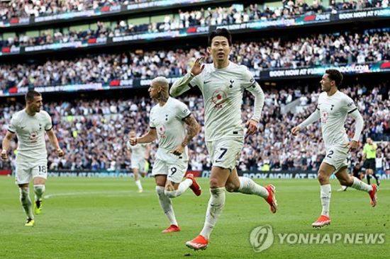 손흥민이 내년 여름 잔인하게 팔려갈 수 있다는 충격적인 주장이 제기됐다. 영국 팀토크는 토트넘이 최고의 선수와 계약에서 옵션을 활성화할 예정이나 2025년 잔인한 매각이 가능하다라면서 손흥민과 계약 기간을 1년 연장한 후 내년 여름 방출할 수 있다고 보도했다. 수 년 동안 팀을 위해 헌신했던 선수들을 말년에 쉽게 내치면서 지적당했던 토트넘은 손흥민이라고 예외를 둘 생각은 없는 듯하다. 연합뉴스