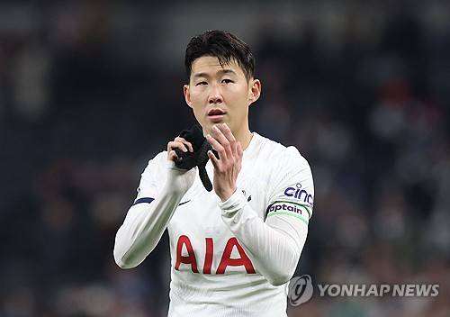 영국 매체 팀토크에 의하면 토트넘 홋스퍼는 손흥민을 사우디아라비아에 매각해 상당한 수수료를 창출할 수 있는 기회가 온다면 이를 매력적으로 생각할 수 있다고 보도했다. 손흥민과 토트넘 사이에서 체결된 계약은 2025년 6월에 만료되는데 토트넘이 원하면 발동 가능한 1년 연장 옵션이 있다. 손흥민은 지난해 여름 프리미어리그 잔류를 선언하면서 사우디 이적설을 일축했는데 매체는 토트넘이 30대 중반을 바라보고 있고 계약 만료가 얼마 남지 않은 손흥민을 팔아 수익을 벌 수 있는 기회를 놓치고 싶어 하지 않을 것이라고 주장했다. 연합뉴스