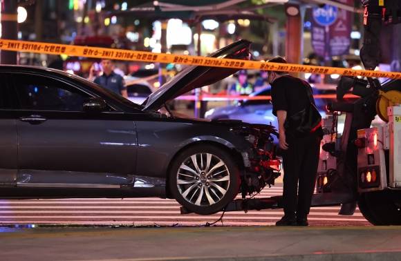 파손된 인도 돌진 차량 - 지난 1일 밤 서울 중구 시청역 인근에서 발생한 대형 교통사고의 가해 차량이 견인되기 전 조사관이 파손된 부분을 살피고 있다. 68세 남성 차모씨가 몰던 차량이 인도로 돌진해 9명이 사망하고 운전자와 동승자를 포함해 6명이 다쳤다. 뉴스1