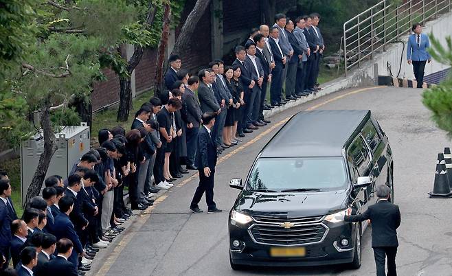 4일 오전 서울 종로구 서울대병원 장례식장에서 시청역 돌진사고로 유명을 달리한 신한은행 직원의 발인식이 엄수되고 있다. /뉴스1