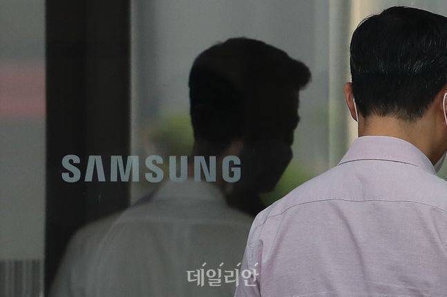 서울 서초구 삼성서초사옥으로 한 임직원이 들어가고 있다. ⓒ데일리안 DB