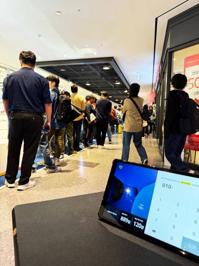 최근 서울 용산구 아이파크몰에서 진행한 굿즈 팝업스토어 '건담 페스티벌'에서 고객들이 매장 안에 입장하기 위해 대기 줄에 길게 늘어섰다. 많은 고객이 몰리면서 한때 대기시간은 120분까지 늘어났다. 아이파크몰 제공