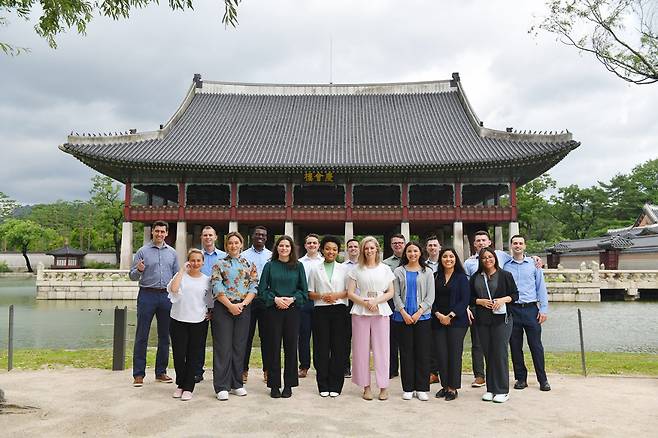 경복궁을 탐방한 하나님의 교회 미국 신자들. 뒤로 신록의 여름 풍경과 어우러진 경회루가 보인다.