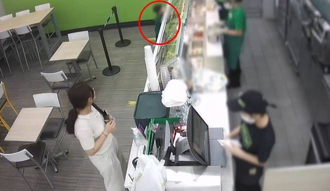 퇴근 후 샌드위치 집을 찾은 울산북부경찰서 최영은 경장이 혼자 있는 아이를 주시하고 있다. 유튜브 채널 ‘대한민국 경찰청’ 영상 캡처