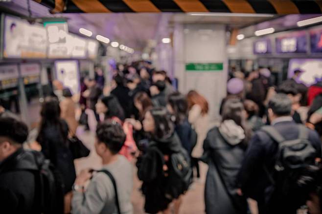 사람이 붐비는 지하철 등에서는 무선 이어폰 끊김 현상이 자주 일어난다 / 출처=셔터스톡