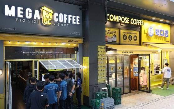 30일 오후 서울 종로구 광화문역 인근 건물에 위치한 커피 전문점에서 시민들이 음료를 주문하고 있다. 연합뉴스