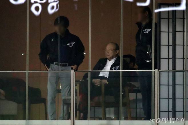 (대전=뉴스1) 김기태 기자 = 김승현 한화그룹 회장이 29일 대전 중구 한화생명 이글스파크에서 열린 '2024 신한 SOL 뱅크 KBO리그' KT 위즈와 한화 이글스 경기를 관람하고 있다. 2024.3.29/뉴스1 Copyright (C) 뉴스1. All rights reserved. 무단 전재 및 재배포, AI학습 이용 금지. /사진=(대전=뉴스1) 김기태 기자