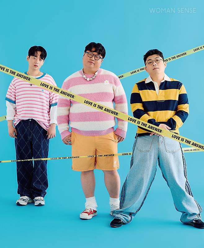 (왼쪽부터)황인심 팬츠 비전스트릿웨어, 상의·슈즈 모두 스타일리스트 소장품 나선욱 니트 톱 메종제이, 쇼츠 뉴발란스, 레그워머·네크리스· 슈즈 모두 스타일리스트 소장품 장영호 슈즈 반스, 긴팔 폴로셔츠·팬츠 모두 스타일리스트 소장품