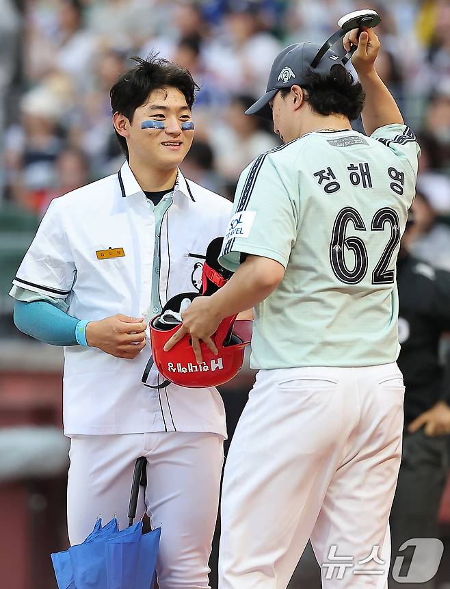 6일 오후 인천시 미추홀구 문학동 SSG랜더스필드에서 열린 '2024 신한 SOL Bank KBO 올스타전’ 나눔 올스타와 드림 올스타의 경기, 나눔팀 KIA 김도영이 타석에서 준비를 하고 있다. 2024.7.6/뉴스1 ⓒ News1 김진환 기자