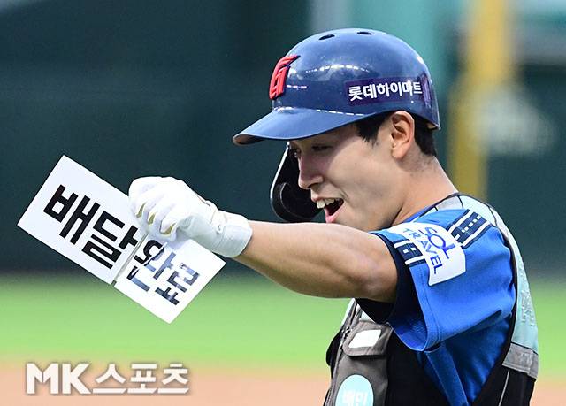 황성빈이 안타를 친 뒤 세리머니를 펼치고 있다. 사진(인천)=천정환 기자