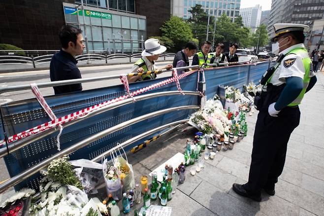 4일 서울 중구 시청역 인근 역주행 교통사고 현장에서 국립과학수사연구원 관계자들이 사고조사에 나서고 있다. 서울시는 이날 보행자가 많거나 차량 사고 위험 가능성이 높은 지역에서 보도용 차량 방호 울타리를 세우는 방안을 검토 중이라고 밝혔다./사진=뉴시스