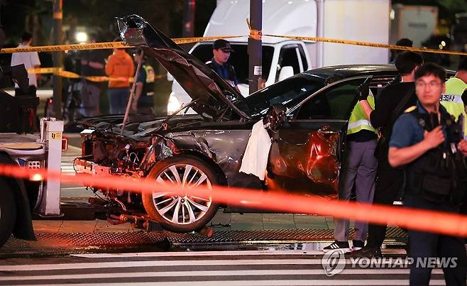 완전히 파괴된 차량…서울시청역 인근 대형교통사고 (서울=연합뉴스) 서대연 기자 = 1일 밤 대형 교통사고가 발생한 서울 시청역 인근 교차로에서 경찰이 완전히 파괴된 차량 한 대 주변을 통제하고 있다. 경찰 관계자는 "70대 남성 운전자가 신호 대기하는 보행자들을 친 것으로 보인다"며 "현재 상황 파악 중으로, 사상자가 늘어날 수도 있다"고 말했다. 2024.7.1 dwise@yna.co.kr