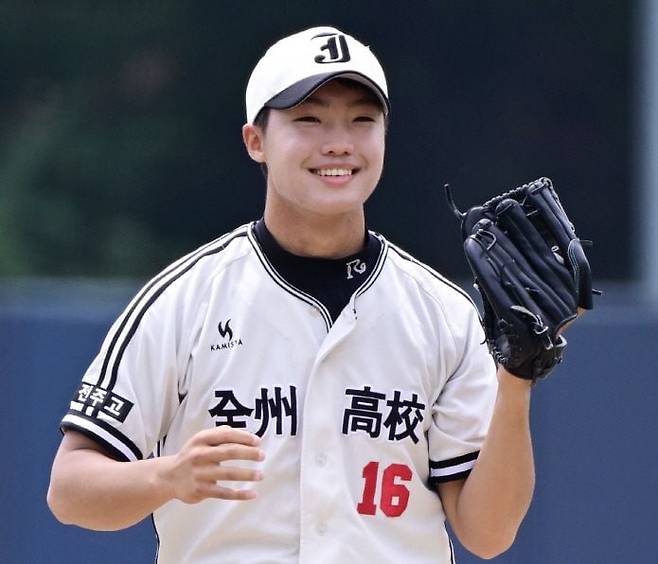 7일 서울 신월야구장에서 열린 제79회 청룡기 전국고교야구선수권대회 전주고와 충암고의 경기. 3회말 2사 만루에 등판한 전주고 정우주가 여유있게 웃고 있다./스포츠 조선