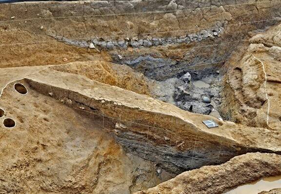 ‘대왕’ 추정 글자 새김 토기가 출토된 대가야궁성추정유적의 토성벽 아래 해자 모습. 바닥면의 거뭇한 펄층이 보이는데, 여기서 명문 토기가 나왔다. 대동문화재연구원 제공