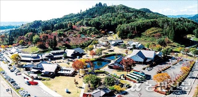 일본 군마현 가와바촌에 있는 마을기업 ‘전원플라자’ 전경. 마을을 찾는 관광객은 연간 250만명에 달한다.
