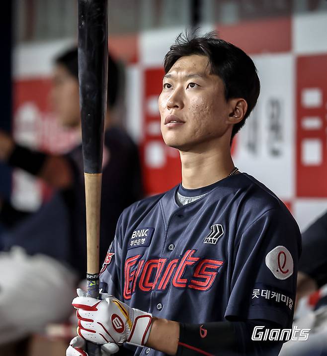 롯데 박승욱이 배트 중앙을 응시하며 정신을 집중하고 있다. 사진제공|롯데 자이언츠