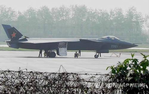 중국 스텔스 전투기 젠-20 (베이징=연합뉴스) 중국이 개발한 차세대 스텔스 전투기 젠(殲)-20(J-20). 중국 관영지 환구시보는 익명의 목격자의 말을 인용해 J-20이 지난 17일 쓰촨(四川)성 청두(成都) 소재 연구소에서 두번째 시험비행에 성공했다고 보도했다. 사진은 중국 인터넷에서 널리 퍼진 J-20의 모습. 이 사진은 J-20의 두번재 시험비행 장면이라는 설명과 함께 유포됐으나 촬영자가 누구인지는 알려지지 않았다. 2011.4.19
(끝)