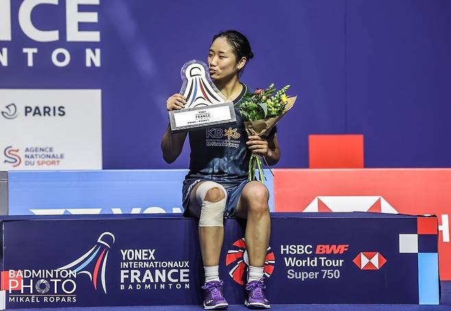 안세영이 지난 3월 프랑스오픈에서 우승한 뒤 우승컵에 입맞춤하고 있다. 대한배드민턴협회 제공.