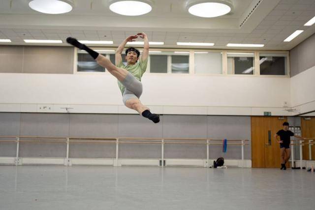 영국 로열발레단의 전준혁이 공연을 앞두고 연습실에서 리허설을 하고 있다. ⓒAndrej Uspenski