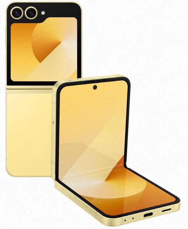 갤럭시 Z 플립6 제품 가운데 옐로우 색상 모델. 삼성전자 제공