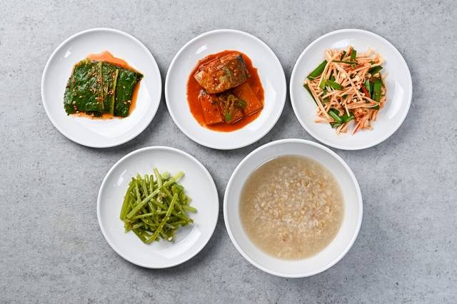 농촌진흥청 국립농업과학원 ‘농식품올바로’에서 한식으로 구성한 체중 감량식의 하루 세끼 식단 예시. 중식. 국립농업과학원