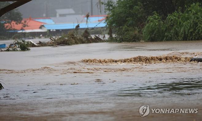 무너진 제방에 동네는 물바다 (대전=연합뉴스) 이주형 기자 = 10일 새벽 강한 비가 쏟아진 대전 서구 용촌동의 한 제방이 이날 오전 무너진 채 있다. 2024.7.10 coolee@yna.co.kr