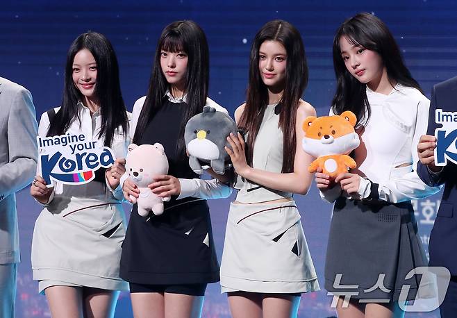 K팝 대표 걸그룹 뉴진스(NewJeans)가 11일 서울 용산구 그랜드하얏트호텔에서 열린 2024년 한국관광 명예홍보대사 위촉식에서 한국관광공사 캐릭터 인형을 들고 포즈를 취하고 있다. 왼쪽부터 하니, 해린, 다니엘, 민지. 2024.7.11/뉴스1 ⓒ News1 오대일 기자
