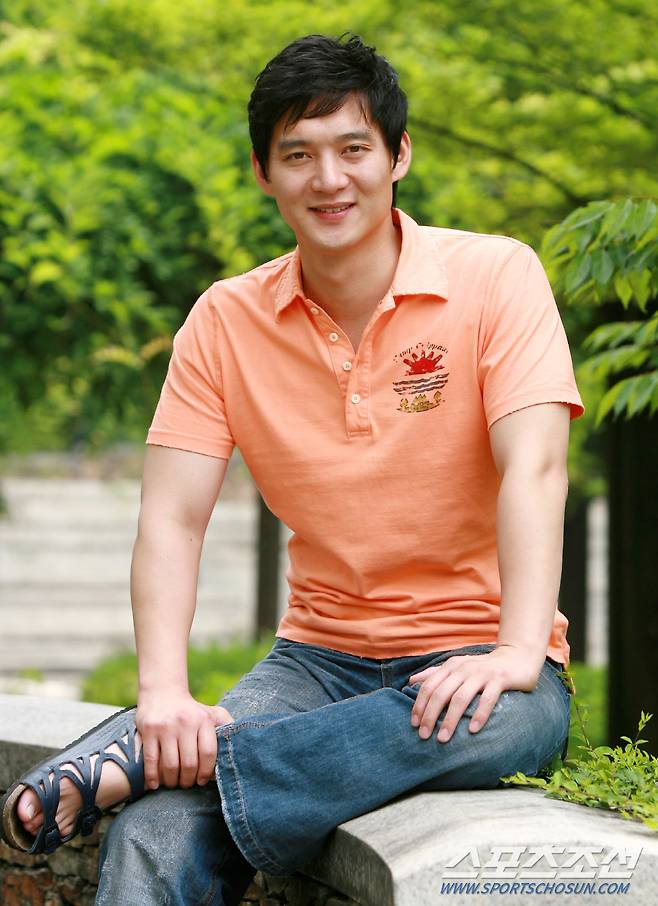 2006년 포즈를 취하고 있는 배우 유태웅.